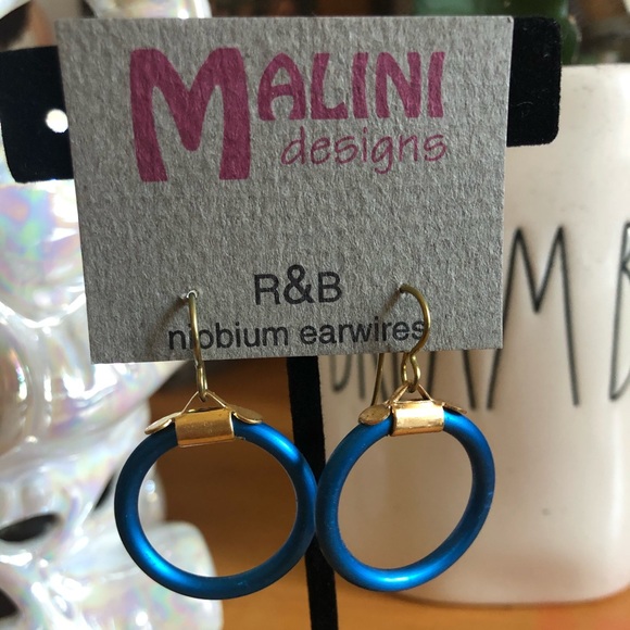 Two fierce pairs of earrings - Picture 3 of 3